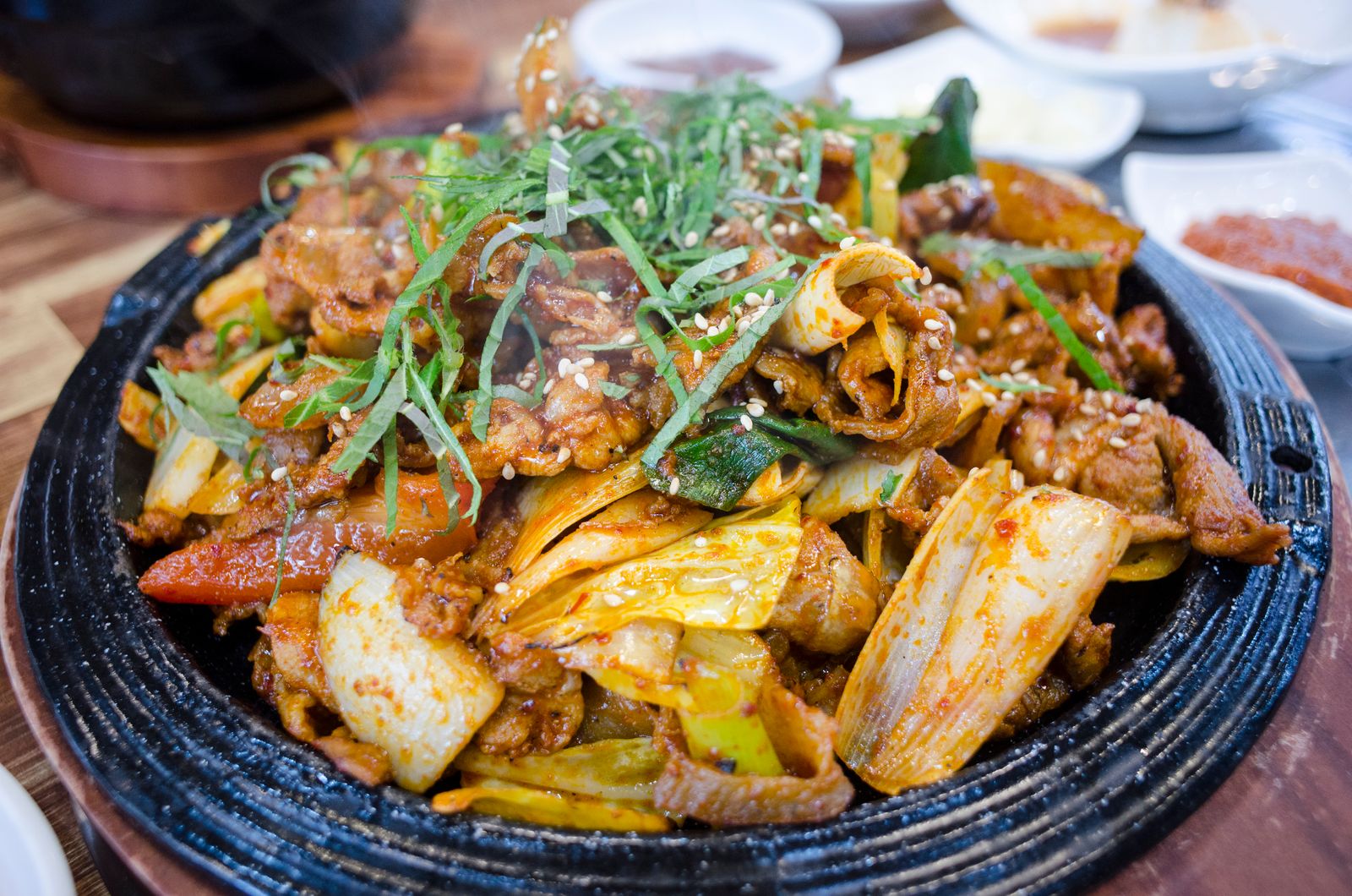 뚝배기에 담긴 매운 해물 볶음