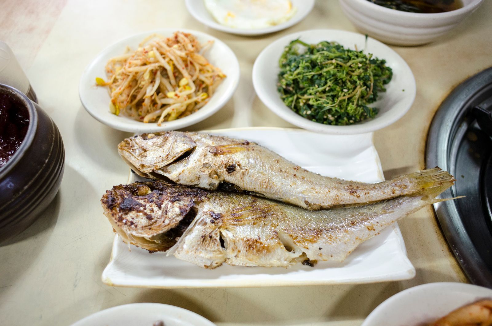 구운 생선 두 마리와 나물 접시